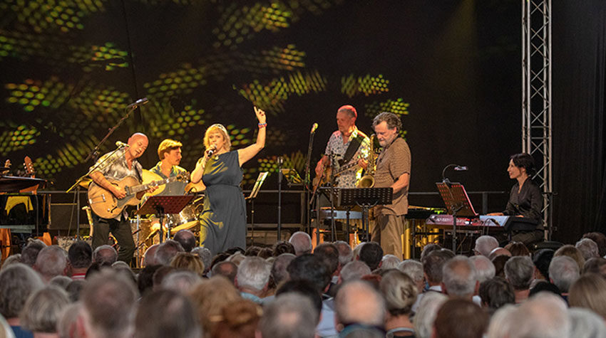 Jazzfest in Ahrenshoop mit Künstlern auf der Bühne.