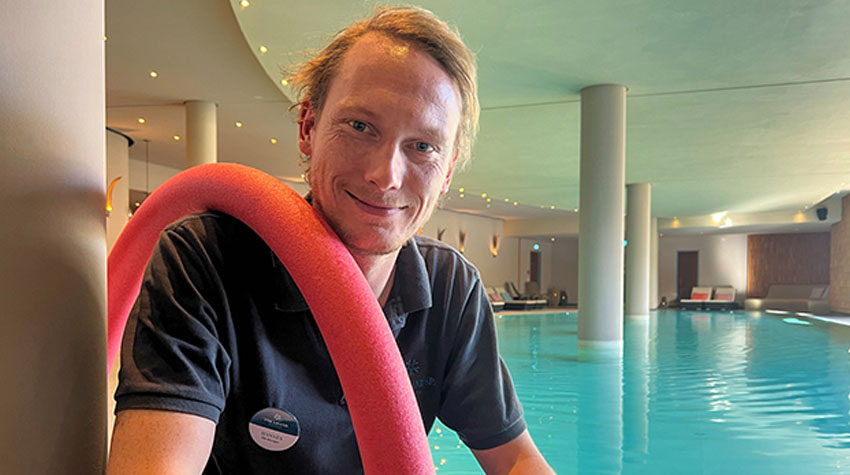 Hannes Plath aus dem THE GRAND Ahrenshoop sitzt vor dem hauseigenen Pool.